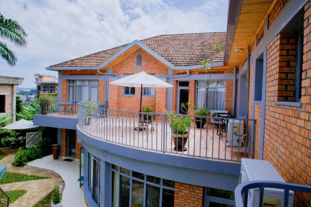 One Click Hotel Кігалі Екстер'єр фото